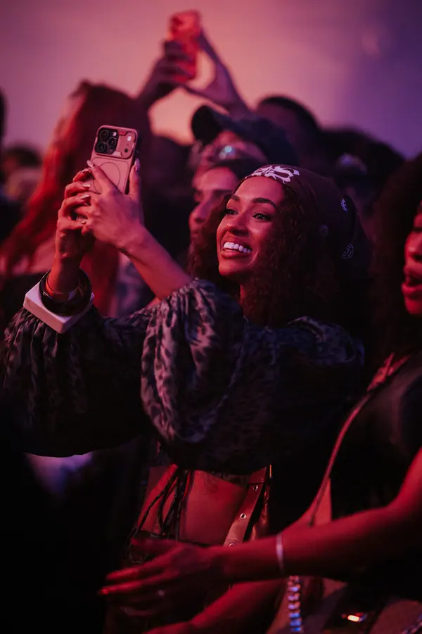 Plateia sorrindo durante o show